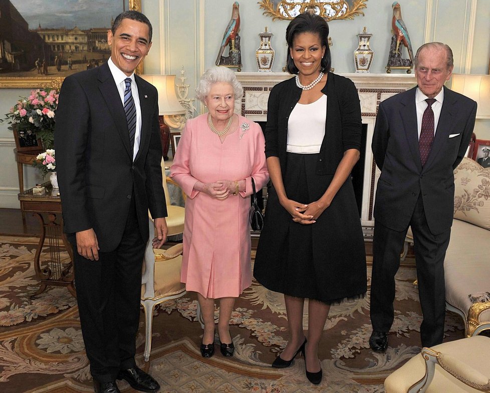 Barack Obama s britskou královnou Alžbětou II., svojí chotí Michelle a manželem královny princem Philipem.