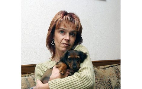 Barbora Bejlovcová už dnes na rakovinu vzpomíná jen jako na zlý sen. Největší radost jí teď dělá přítel, dospívající syn a štěně jezevčíka.