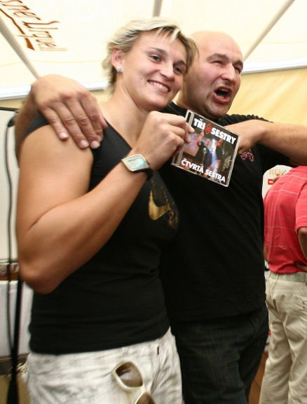 Barbora Špotáková a Lou Fanánek Hagen, jenž jí věnoval singl s písničkou Čtvrtá sestra, která oslavuje oštěpařčino zlato z olympiády.