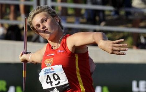 Barbora Špotáková hned prvním hodem na mistrovství republiky v Táboře ohromila. Její »velehod« se ale kvůli přešlapu neměřil. Snad příště…
