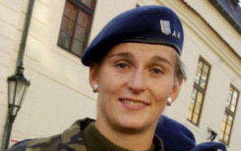 Barbora Špotáková se rozhodla spojit svůj život s uniformou.