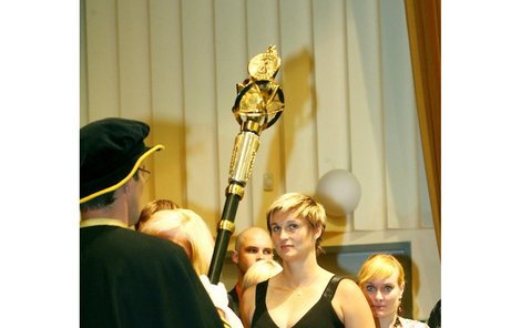 Barbora Špotáková si odnáší diplom domů.
