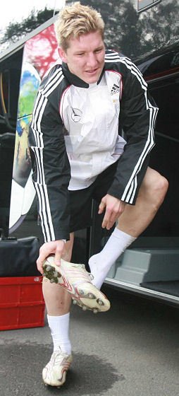 Bastian Schweinsteiger prohrál v herně 100 tisíc korun. Moc nechybělo, aby tam musel nechat i svoje boty.
