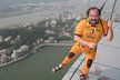 Bavič Petr Novotný v Macau neodolal, a na jedné z nejvyšších věží světa si opět vyzkoušel bungee jumping.
