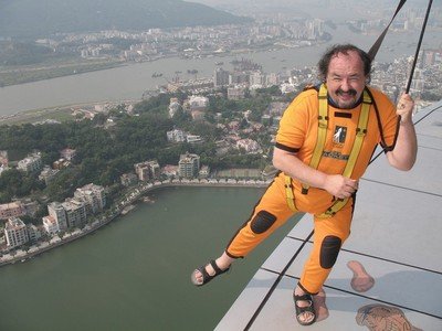 Bavič Petr Novotný v Macau neodolal, a na jedné z nejvyšších věží světa si opět vyzkoušel bungee jumping.