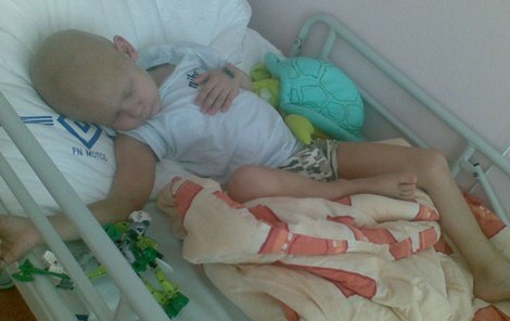 Během pěti sérií chemoterapie musel Tomášek být celou dobu v nemocnici.