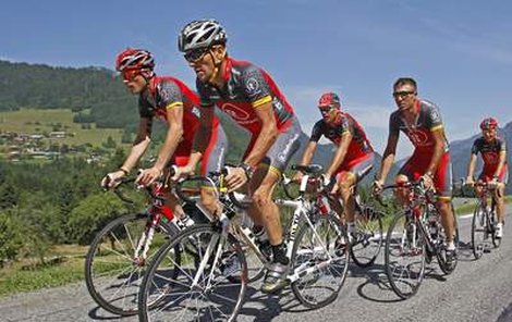 Během volného dne vedl Lance Armstrong svůj tým do tréninkové vyjížďky.