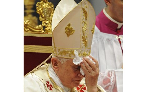 Benedikt XVI. dvakrát prodělal mozkovou příhodu, bere léky na srdce.