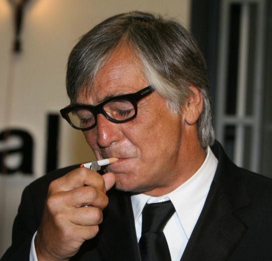 Bez své oblíbené cigarety nedokáže Jiří Bartoška vydržet ani hodinu, natož jedenáct hodin v letadle.