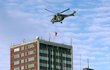 Bez vrtulníku by se hasiči na vrchol ostravského mrakodrapu nedostali.