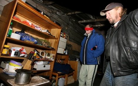 Bezdomovci si v garážích zařídili slušný »bejvák«.
