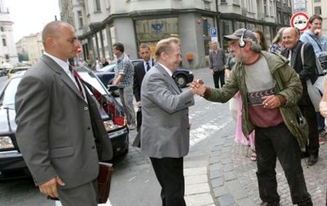 Bezdomovec Václava Havla překvapil, ale bývalý prezident se s ním srdečně pozdravil a dokonce si i podali ruce.