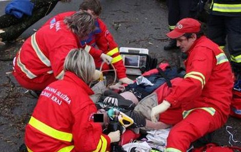 Bezprostředně po neštěstí se záchranáři snažili oběma chlapcům zachránit život. 