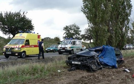 Bilance tragické nehody byla hrozná. V autě zemřeli dva lidé..