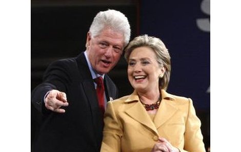 Billu a Hillary Clintonovým se nebývale daří vydělávat peníze.