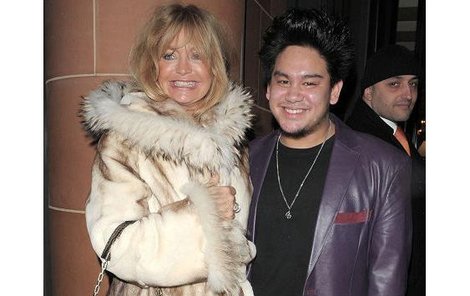 Bláznivě zamilovaný princ Azim svou lásku Goldie Hawn zahrnuje hodnotnými dary.