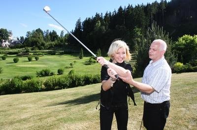 Bob Klepl bude hrát trenéra golfu, a tak už své dost svérázné praktiky vyzkoušel na Ivetě Bartošové, která nazpívala hudbu k ﬁlmu.