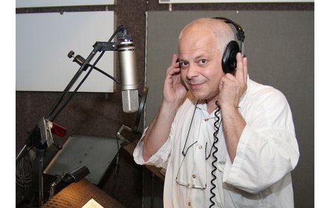 Bob Klepl ve studiu při namlouvání své první audioknížky Doktor od Jezera hrochů.