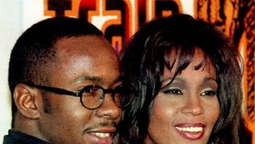 Whitney Houston: Je to bisexuálka, tvrdí Bobby Brown