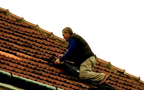 Bohumil Michalec rozbíjí holubí vajíčka na střechách dnes a denně.