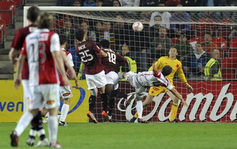 Bony Wilfried překonává prudkou hlavičkou slávistického brankáře Martina Vaniaka, Sparta tímto gólem zvítězila v derby.