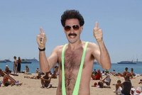 Kazach Borat se zranil při homosexuálních experimentech