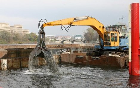 Botel Albatros se posunul a na jeho místě čistí řeku bagry.