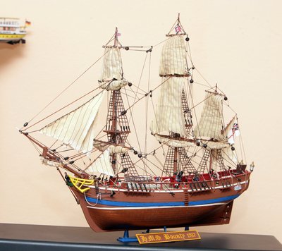 Bounty. Loď byla postavena v roce 1787, kdy vyplula na svou první a zároveň poslední plavbu. Do historie vstoupila slavnou vzpourou námořníků.
