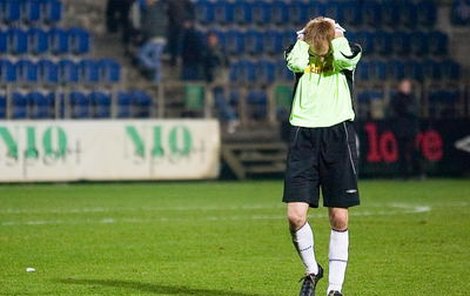 Bože, co jsem to zase vyvedl! Petr Drobisz se drží za hlavu poté, co mu proklouzla dalekonosná Jindřiškova střela.