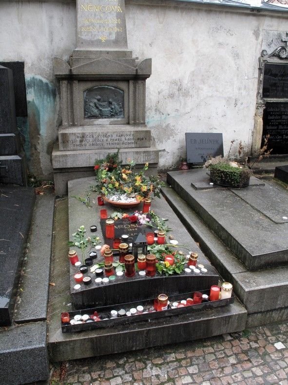 Božena Němcová zemřela 21. ledna 1862 ve věku 41 let. Její hrob ozdobili obdivovatelé 77 svíčkami.