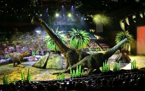 Brachiosaurus, největší z dinosaurů, měří na výšku 11 a na délku 17 metrů.