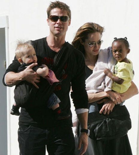 Brad Pitt s dcerou Shiloh (9 měsíců). Angelina Jolie drží v náručí Zaharu (2).