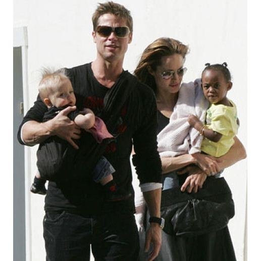 Brad Pitt s dcerou Shiloh (9 měsíců). Angelina Jolie drží v náručí Zaharu (2).