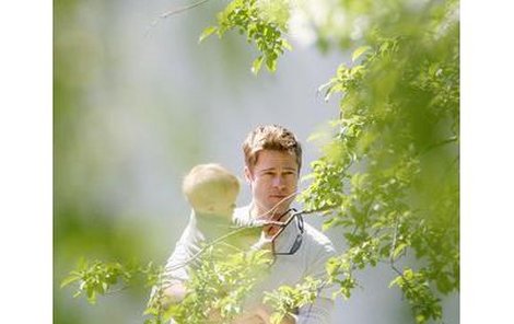 Brad Pitt ukazuje dceři Shiloh zelené stromy...