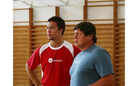 Brankář Tomáš Duba trenéra Výborného (vpravo) neopustí, je sparťanskou jedničkou.