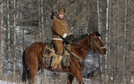 Březen 2010. Tradiční oděv z kožešiny chrání premiéra před mrazem.