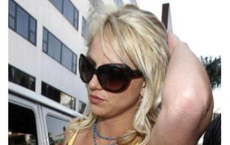 Britney chodí po ulici s roztrhaným trikem v podpaží.