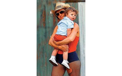 Britney (se synem Seanem Prestonem) v roztrhaných punčocháčích…