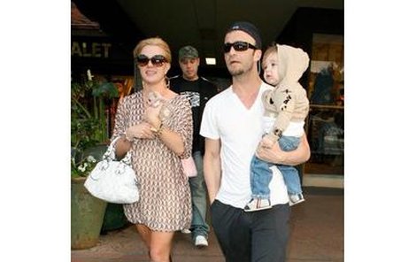 Britney si nese psíka, zatímco o syna se musí starat manažer.