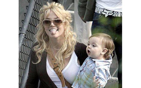 Britney Spears a syn Sean Preston si užili zábavné odpoledne v losangeleské zoo. Nejvíce se jim líbilo u pavilonu opic.