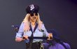 Britney Spears jako policistka na koncertě. Jen aby si pro ni brzy nepřišly skutečné uniformy…