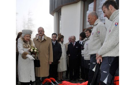 Britská královana Alžběta II. se slovenským prezidentem Gašparovičem při návštěvě centrály horské služby.