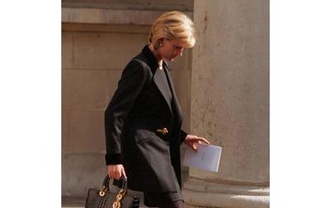 Britská princezna Diana proslavila kabelku Lady Dior.