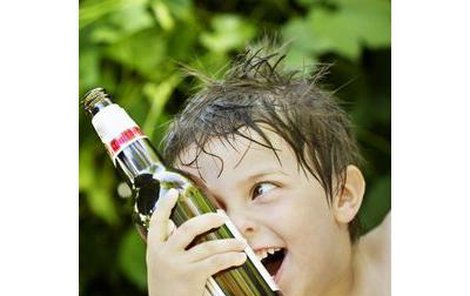 Britské úřady totožnost malého alkoholika tají. Je ale stejně starý jako chlapeček na ilustrační fotce…