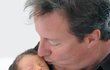Britský premiér David Cameron drží svou dcerku Florence Rose Endellion Cameron.