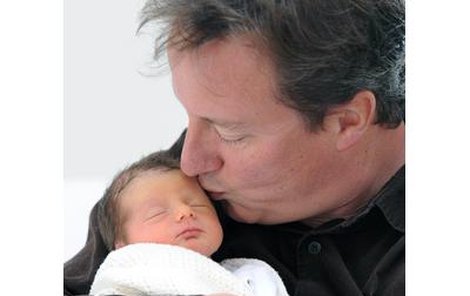 Britský premiér David Cameron drží svou dcerku Florence Rose Endellion Cameron.