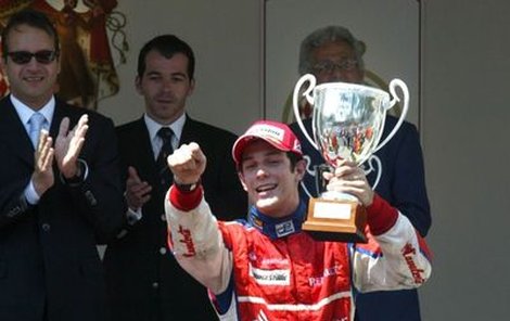Bruno Senna s pohárem pro vítěze monackého závodu GP2.