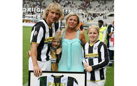 Bude jich taky pět? Pavel Nedvěd s manželkou Ivanou, synem Pavlíkem a dcerou Ivankou po posledním zápase kariéry.