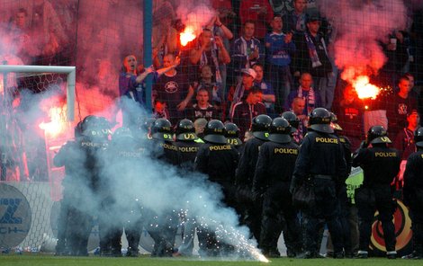 Budou zase vyvádět? V Liberci při ﬁnále Poháru ČMFS nasekali v květnu ostravští hooligans paseku za více než milion korun. Tentokrát sparťany hanlivě označovaní »polský židi« poženou svůj Baníček tradičním pokřikem kupředu pr