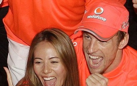 Button se svojí milou při oslavách australského vítězství.